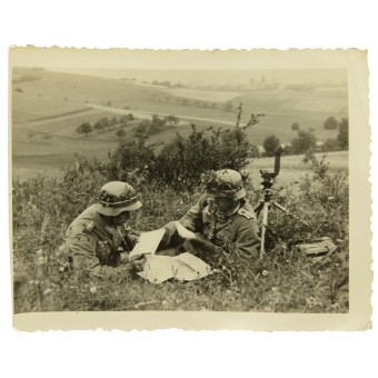German Wehrmacht machine gun observers crew on position. Espenlaub militaria